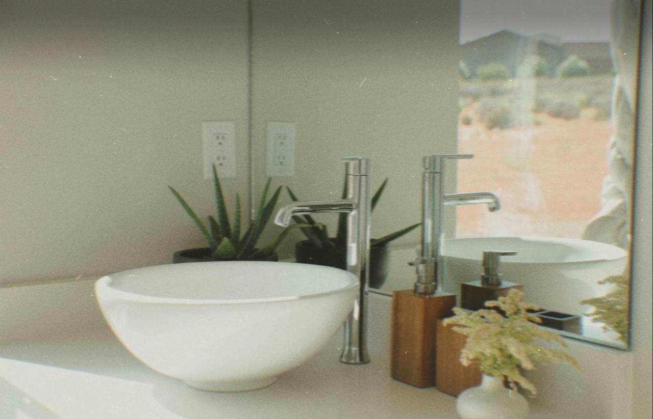 Page Arizona Border Town- Grand Serenity Room With Mesa Views Big Water Exterior photo